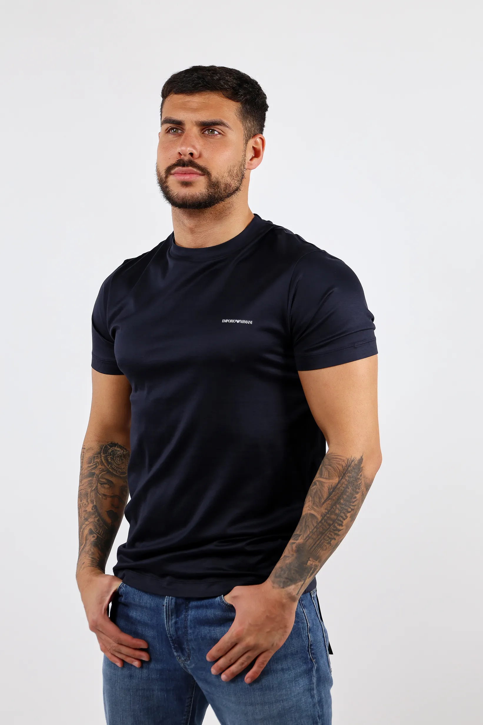 Camiseta azul oscuro con minilogo 