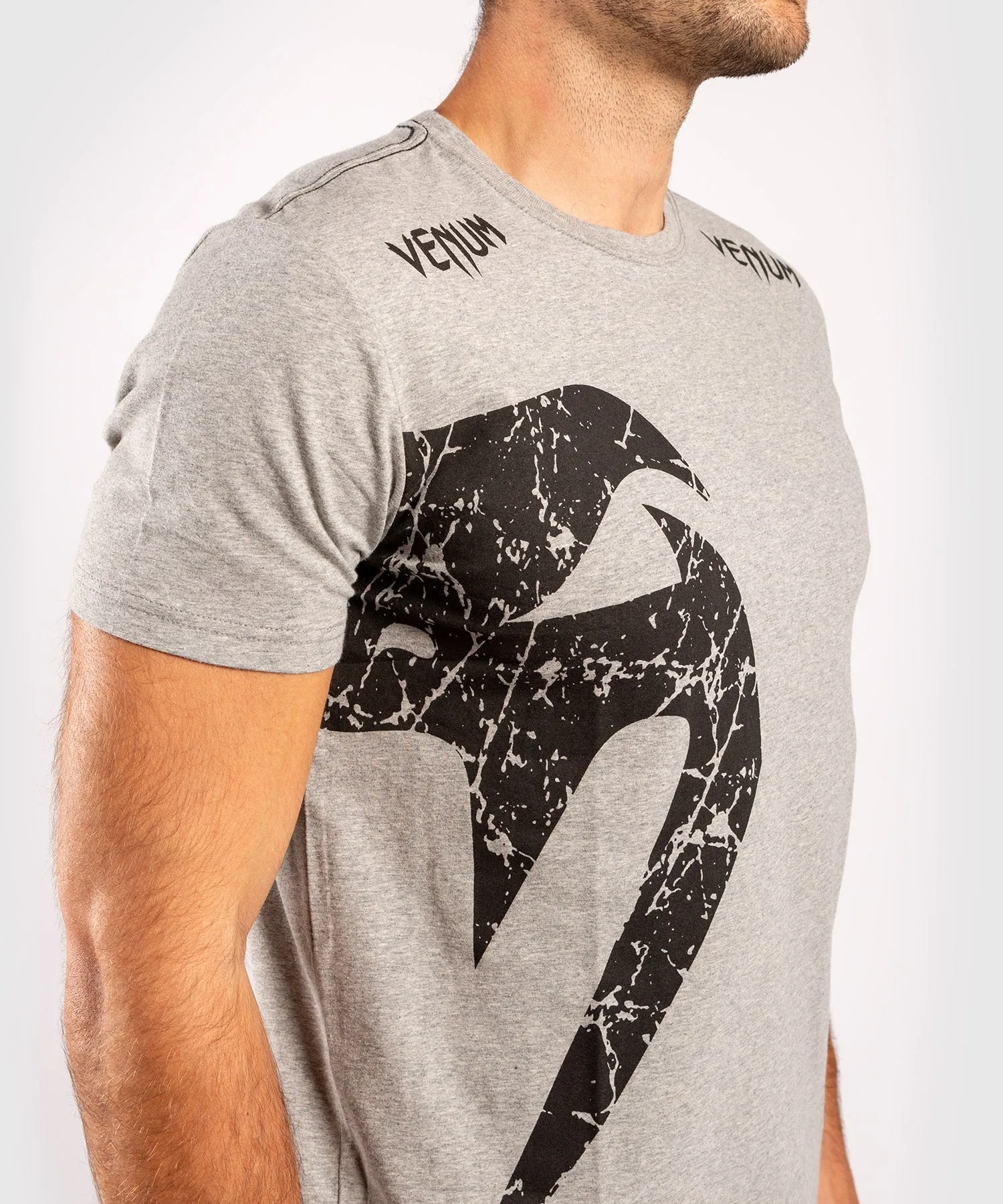 Camiseta Venum Giant - Gris/Negro